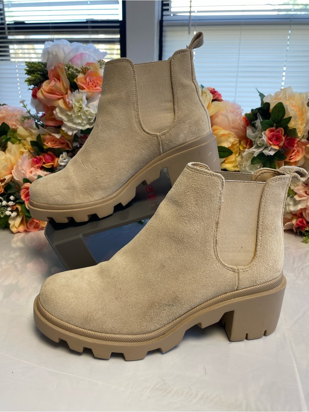 Steve Madden Hadlee Chelsea Lug Sole Suede Boots Sand Women’s Size 9